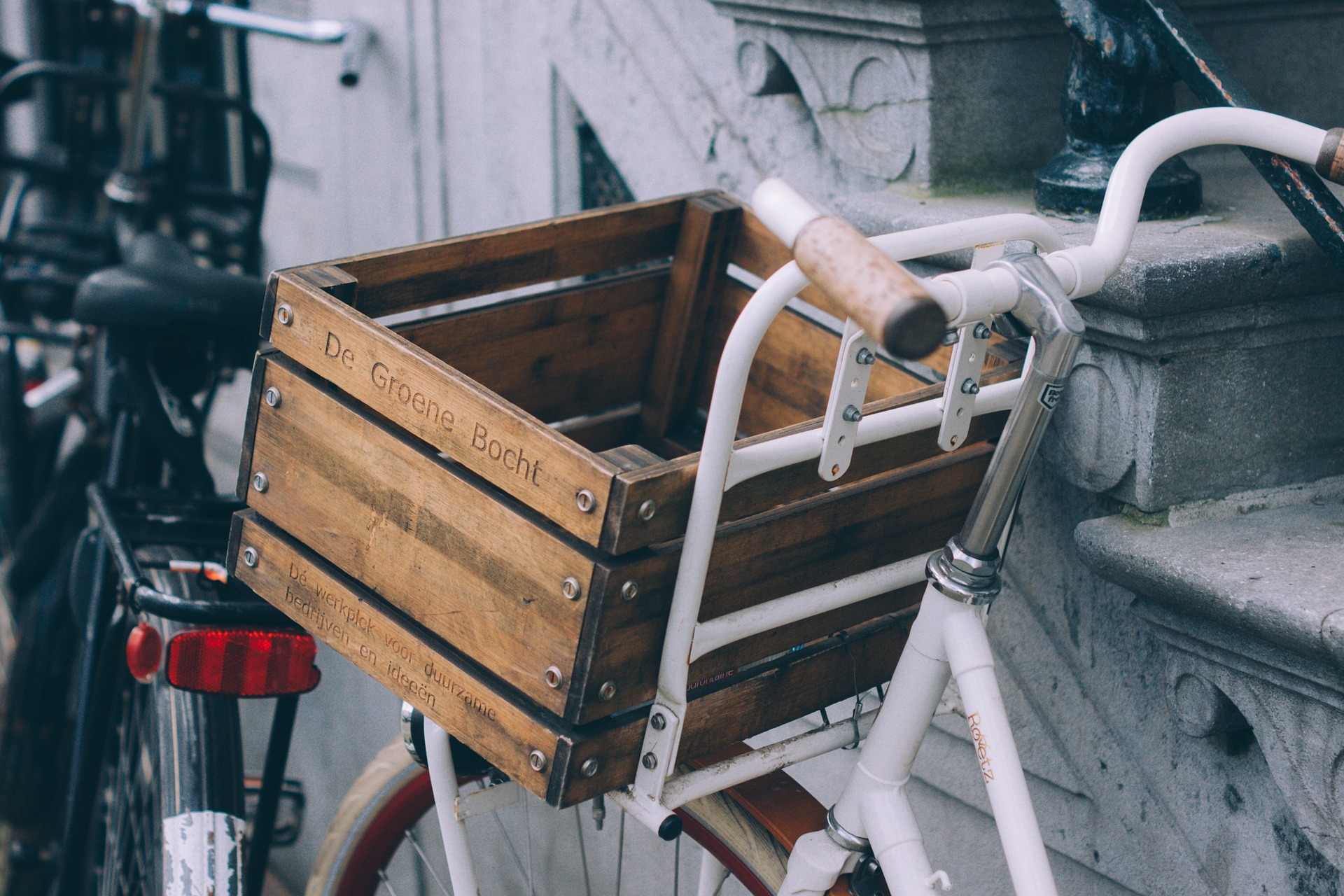 籠が木箱になっている自転車